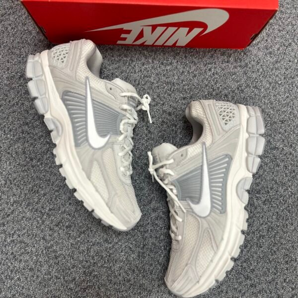 NIKE ZOOM VOMERO 5 gris